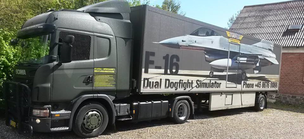 Youfly - Prøv en F16 simulator